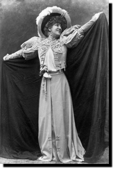 Sarah Bernhardt met cape